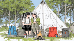 女友達と一緒にテントキャンプを楽しむ若い女性