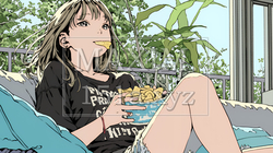 ポテトチップスをつまみながら、ひとりでビデオを観る若い女性 | 6234632-15864