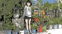 花がたくさん咲いている家にすむ若い女性