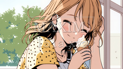 夏空の下でソフトクリーム（コーンに乗ったアイスクリーム）をたべる若い女性｜6499070-9938
