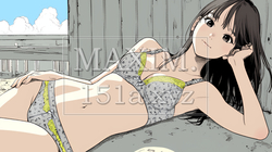 自宅で下着姿でくつろいでいる若い女性