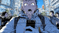スマホの画面を見て驚いている若い男性