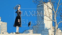 冬枯れの街を歩く若い女性 | 7022602-6432