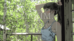 夏の夕暮れ、タンクトップの若い女性が一人ベランダで涼んでいる