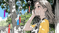 風鈴の音色を聞いている若い女性 | 7330978-10755