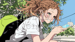 嬉しそうな表情でスマホを使っている女性 | 7372943-11473
