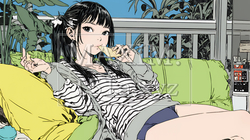ポテトチップスをつまみながら、ひとりでビデオを観る若い女性 | 7385133-15867