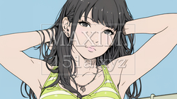 タンクトップ姿が魅力的な若い女性。