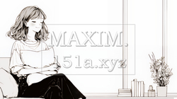ソファでクッションを抱えてくつろぐ若い女性（シンプルな色使い） | 7412569-16800