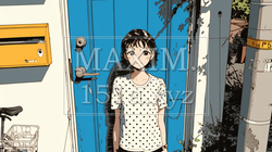 自宅前の玄関に立つ少女：散歩に出かける