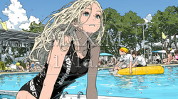 パブリックプールで泳ぐスクール水着姿の若い女性