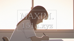 窓際の席で筆記試験中の若い女性