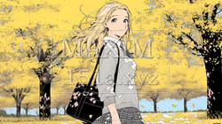 色づいたイチョウの木の下を歩く若い女性