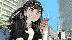 スマホの画面を見て驚いている若い女性