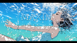 海で泳いでいる若い女性