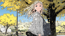 色づいたイチョウの木の下を歩く若い女性