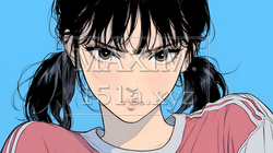口と顔を歪めて嫌な感情を表している若い女性