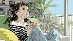 ポテトチップスをつまみながら、ひとりでビデオを観る若い女性 | 8326021-15888