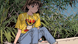 木陰の縁石に腰掛けている若い女性