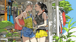 ビーチリゾートのショップで女友達と買物をしている若い女性 | 8491674-9135