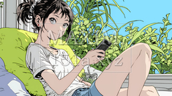 楽しそうにスマホ画面を眺めている若い女性