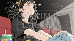 映画や演劇を鑑賞している若い女性 | 8544077-16129