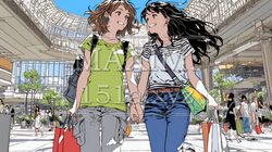 女友達と一緒にショッピングモールを歩き回る若い女性 | 8584127-16769