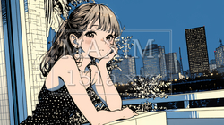 ベランダで夜風に当たりながら都会のランドスケープを眺め休む若い女性 | 8585322-16161