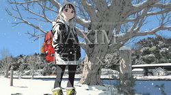 雪の積もる田舎道を歩いている若い女性 | 8625053-13119