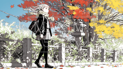 紅葉の小径を歩く若い女性｜883608-6851