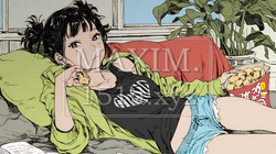ポテトチップスをつまみながら、ひとりでビデオを観る若い女性