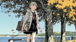 紅葉の小径を歩く若い女性 | 8699464-5872
