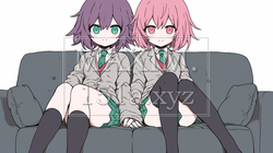 仲の良い二人の女子高生がソファーに座って手をつないでいる：LGBT