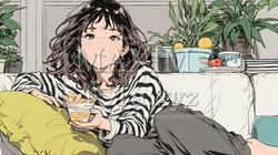 ポテトチップスをつまみながら、ひとりでビデオを観る若い女性 | 8715768-15865