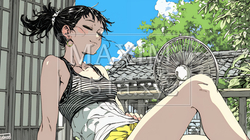 暑い夏の昼下がり、扇風機にあたって涼んでいる若い女性 | 8783368-10743