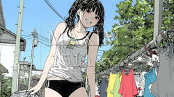 タンクトップを着て洗濯物を干す若い女性