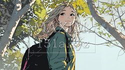 街の木々の紅葉と若い女性