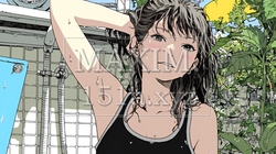 海水浴の後のシャワーを浴びている若い女性