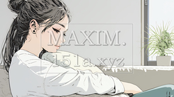 ソファでクッションを抱えてくつろぐ若い女性