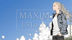 遠くの空を見つめている若い女性