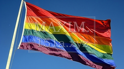 青い空に翻るLGBTを意識した虹色の旗