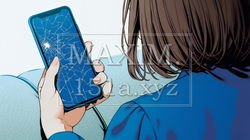 画面が激しく割れているスマートフォンを手にしているいる若い女性｜9140545-16570