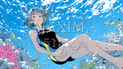 海で泳いでいる若い女性