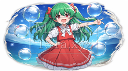 真夏の海を背景にピースサインをしている女の子