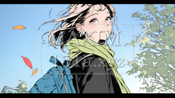 紅葉の秋の公園を歩く若い女性｜9400013-12204