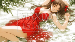 夏の小川に寝そべり男性を誘っている若い女性