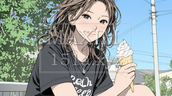 夏空の下でソフトクリーム（コーンに乗ったアイスクリーム）をたべる若い女性｜1066756-9941