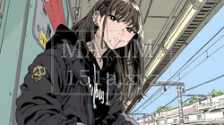 プラットホームで電車待ちをしている若い女性