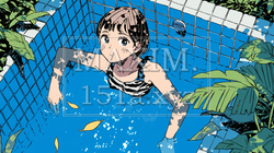 小さいけど自家用プールに入っている少女