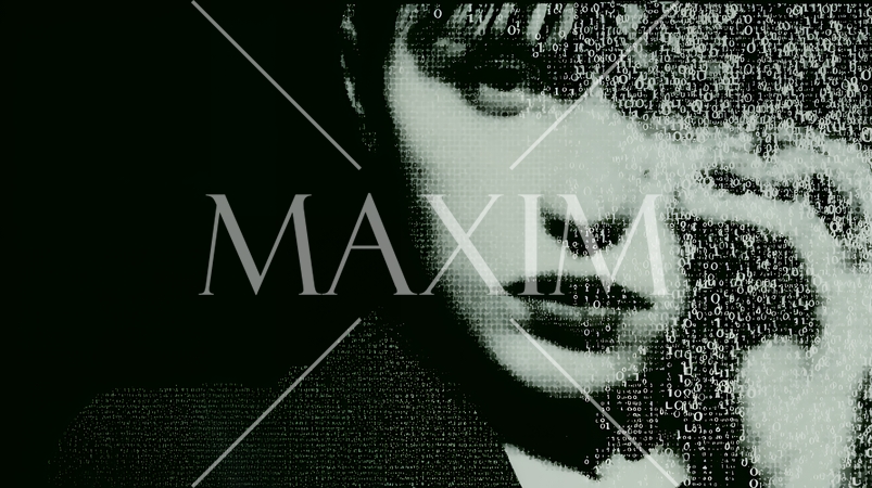 デジタルデータと日本人ビジネスウーマン｜AI・IT時代のテクノロジーイメージ（バイナリーコード）